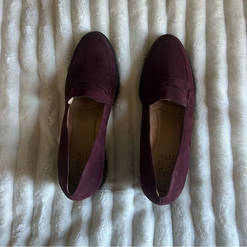 Naturalizer Like New Womens US6 Burgundy Suede Loafers